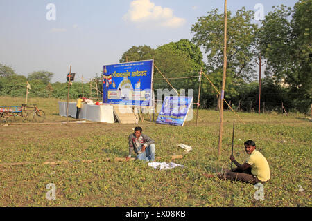 Indien. 15. April 2014. 16. April 2014 - Yavatmal - Indien:. Hart arbeiten, um die Bühne für eine politische Kundgebung zu setzen. GESCHICHTE:. Als größte Demokratie der Welt ist den indischen Parlamentswahlen eine massive Angelegenheit. Im Jahr 2014, verteilt auf sieben Phasen, 814 Millionen Menschen waren berechtigt, stimmen, so dass es die größte demokratische Übung auf Planet Earth.Conducting Wahlen in der größten Demokratie der Welt verpflichtet ist, eine Herausforderung sein: Angesichts der Größe des Landes und seiner Bevölkerung. Indische nationale Wahlen haben die größten Wahlen Übung in der Welt die erste nationale e seit Stockfoto