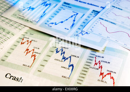 Diagramme zeigen fallende Aktienkurse als Symbol für einen Absturz an der Börse. Stockfoto