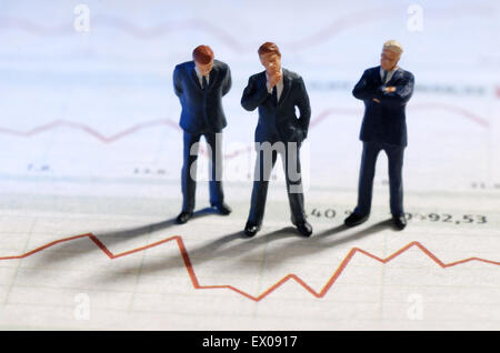 Geschäftsleuten stehen vor der Grafik eines Aktienkurses. Stockfoto