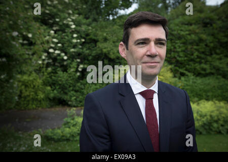 Andy Burnham MP, in seinem Haus in seinem Wahlkreis Leigh abgebildet. Andy wurde gestartet, um die Führer der Labour Party, einer der fünf Kandidaten kämpfen um die Nachfolge von Ed Miliband, der nach 2015 britische allgemeine Wahl trat. Burnham war an der Zeit Schatten Staatssekretär für Gesundheit in England. Stockfoto