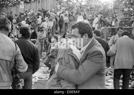 Warnung: GRAPHIC CONTENT Juventus V Liverpool, 1985 Europacup-Finale, Heysel-Stadion, Brüssel, Mittwoch, 29. Mai 1985. Katastrophe von Heysel-Stadion. 39 Menschen, meist Juventus-Fans, starb, als Raketen geworfen durch beide Sätze von Fans über eine Na entkommen Stockfoto