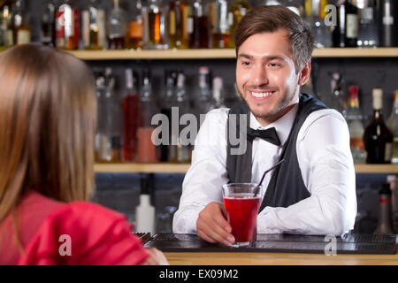 Barkeeper im Gespräch mit Besucher Stockfoto