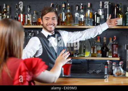 Barkeeper im Gespräch mit Besucher Stockfoto