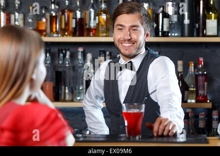 Barkeeper im Gespräch mit Besucher Stockfoto