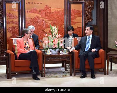 Peking, China. 3. Juli 2015. Chinese Vice Premier Wang Yang (R) trifft sich mit US-Innenminister Sally Jewell in Peking, Hauptstadt von China, 3. Juli 2015. Bildnachweis: Li Tao/Xinhua/Alamy Live-Nachrichten Stockfoto