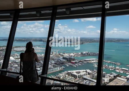 Blick auf Auckland City aus der Beobachtung-Etage in der Skytower, Neuseeland Stockfoto