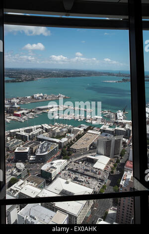 Blick auf Auckland City aus der Beobachtung-Etage in der Skytower, Neuseeland Stockfoto