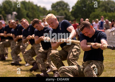 10 Trg Bn Inter Platoon Tug ' o ' Krieg, Abschied von der Garnison Festival, Bordon, Hampshire, UK. Samstag, 27. Juni 2015 (Forc bewaffnet Stockfoto