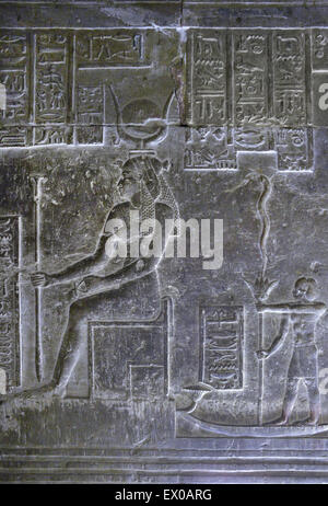 Dendera Ägypten, Tempel der Göttin Hathor geweiht. Ansicht der verschiedenen Reliefs im Inneren des Tempels Stockfoto