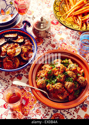 Stillleben von marokkanische Kefta Frikadellen mit Auberginen und Karotten Stockfoto