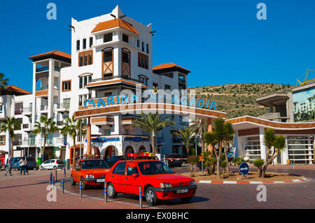 Petit Taxis vor Marina, das Hafengebiet, Agadir, Souss Tal, Süd-Marokko, Nordafrika Stockfoto