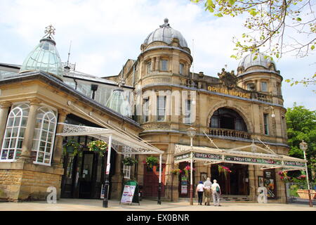 Menschen nähern Eingang zum Buxton Opera House an einem sonnigen Sommertag, Buxton, Derbyshire England UK Stockfoto