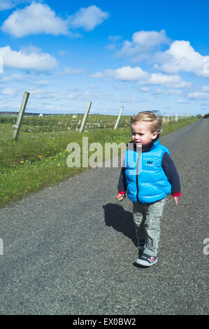 dh Junges Kind KINDER UK Boy Walking Country Lane 2 Jahr alt allein auf dem Land Stockfoto