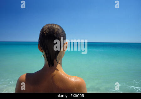 ITA, Italien, Sardinien, Frau am Strand von Süd-Sardinien.  ITA, Italien, Sardinien, Frau bin Strand von Süd-Sardinien. Stockfoto