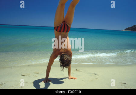 ITA, Italien, Sardinien, Handstand am Strand von Süd-Sardinien.  ITA, Italien, Sardinien, Handstand bin Strand von Süd-Sardinien Stockfoto