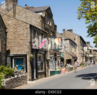 Belebten Hauptstraße in Grassington, Yorkshire Dales National Park, England, UK Stockfoto