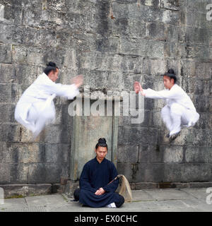 Taoistischen Mönch üben Wudang Kampfkunst im Wudang Gebirge, China am 17. April 2015. Stockfoto