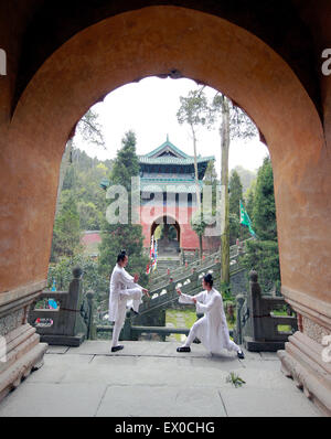 Taoistischen Mönch üben Wudang Kampfkunst im Wudang Gebirge, China am 17. April 2015. Stockfoto