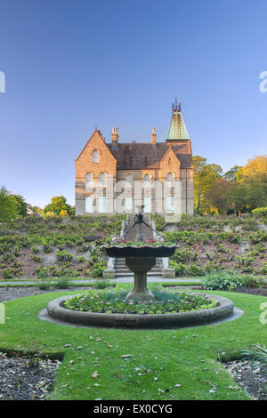 Bagshaw Museum und Gärten fotografiert im Frühsommer, Wilton Park, Batley, West Yorkshire, Großbritannien Stockfoto