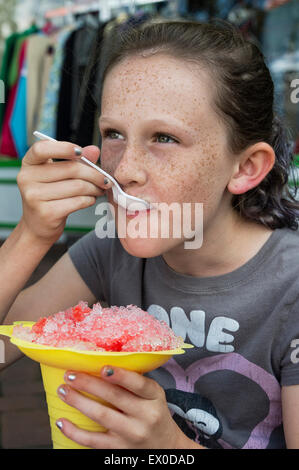 Mädchen genießt rasiert Eis behandeln. Stockfoto