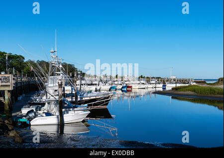 Charterschiffe angedockt in Rock Harbor, Orleans, Cape Cod, Massachusetts, USA Stockfoto