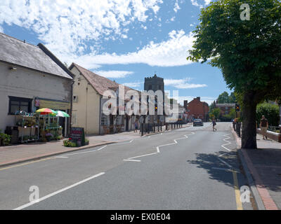 Church Street mit St Marys Kirche Turm hinter in Chirk Wales UK Stockfoto