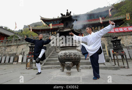 Taoistischen Mönch üben Wudang Kampfkunst im Wudang Gebirge, China am 17. April 2015. Stockfoto