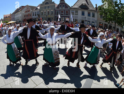 Cottbus, Deutschland. 3. Juli 2015. Eine Folklore-Gruppe aus Estland Tänze auf dem alten Markt in Cottbus, Deutschland, 3. Juli 2015. 13 Gruppen tanzten im Zentrum Stadt anlässlich des Beginns der 15. internationalen Folklore-Lawine. Foto: BERND SETTNIK/Dpa/Alamy Live News Stockfoto