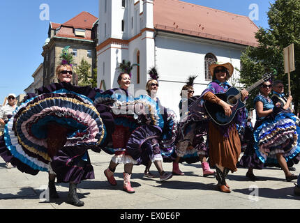 Cottbus, Deutschland. 3. Juli 2015. Eine Folklore-Gruppe aus Kanada Tänze auf dem alten Markt in Cottbus, Deutschland, 3. Juli 2015. 13 Gruppen tanzten im Zentrum Stadt anlässlich des Beginns der 15. internationalen Folklore-Lawine. Foto: BERND SETTNIK/Dpa/Alamy Live News Stockfoto