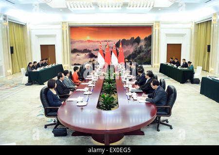 Peking, China. 3. Juli 2015. Der chinesische Ministerpräsident Li Keqiang trifft sich mit dem Besuch der Singapurer Präsident Tony Tan Keng Yam in Peking, Hauptstadt von China, 3. Juli 2015. © Zhang Duo/Xinhua/Alamy Live-Nachrichten Stockfoto