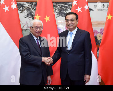 Peking, China. 3. Juli 2015. Chinese Premier Li Keqiang (R) trifft sich mit dem Besuch der Singapurer Präsident Tony Tan Keng Yam in Peking, Hauptstadt von China, 3. Juli 2015. © Zhang Duo/Xinhua/Alamy Live-Nachrichten Stockfoto