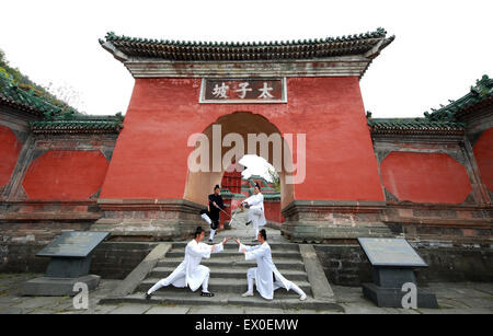 Taoistischen Mönch üben Wudang Kampfkunst im Wudang Gebirge, China am 17. April 2015. Stockfoto