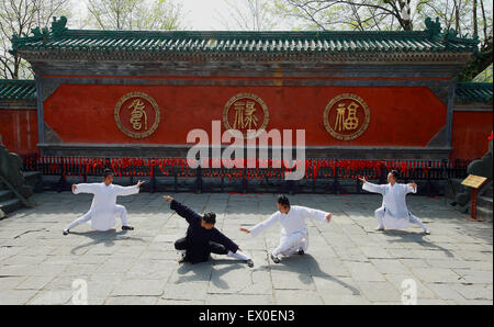 Taoistischen Mönch üben Wudang Kampfkunst im Wudang Gebirge, China am 17. April 2015. Stockfoto