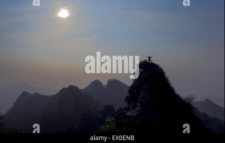 Taoistischen Mönch üben Wudang Kampfkunst im Wudang Gebirge, China am 17. April 2015. Stockfoto