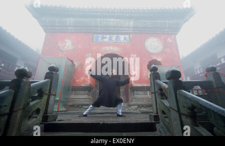 Taoistischen Mönch üben Wudang Kampfkunst im Wudang Gebirge, China am 17. April 2015. Stockfoto