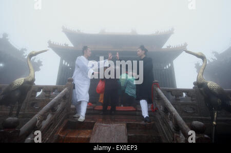 Taoistischen Mönch üben Wudang Kampfkunst im Wudang Gebirge, China am 17. April 2015. Stockfoto