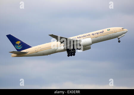 Saudi Arabian Airlines Boeing 777-200 klettert vom Start-und Landebahn 05 L Manchester Airport. Stockfoto