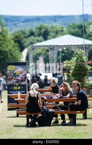 Glynde Platz, Sussex, England, UK. 3. Juli 2015. Liebe oberste Jazzfestival.  Frühanreisen und Ware steht auf dem Love Supreme Jazz Festival am Glynde Platz, das vom 3. bis 5. Juli 2015 läuft. Es ist eine sengende hot-Start am ersten Tag, wie öffentliche Tore zu, für den Start des Festivals öffnen. Bildnachweis: Francesca Moore/Alamy Live-Nachrichten Stockfoto