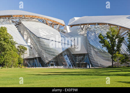 Gesamtansicht der Fondation Louis Vuitton im Bois De Boulogne, Paris, Frankreich. Stockfoto