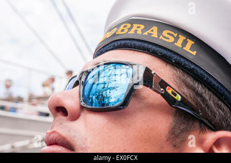 Belfast, Nordirland, Vereinigtes Königreich. 2. Juli 2015. Ein brasilianischer Segler schaut der Takelage des Cisne Branco. Bildnachweis: Stephen Barnes/Alamy Live-Nachrichten Stockfoto