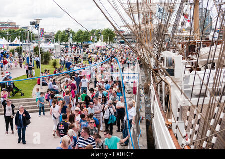 Belfast, Nordirland, Vereinigtes Königreich. 2. Juli 2015. Kundenansturm bei der Windjammer-Veranstaltung in Belfast Credit: Stephen Barnes/Alamy Live News Stockfoto