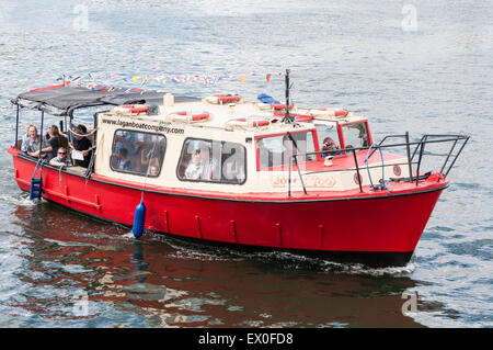 Belfast, Nordirland, Vereinigtes Königreich. 2. Juli 2015. Besucher nehmen Sie eine Fahrt auf einem Boot auf dem Fluss Lagan in Belfast. Bildnachweis: Stephen Barnes/Alamy Live-Nachrichten Stockfoto