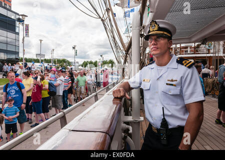 Belfast, Nordirland, Vereinigtes Königreich. 2. Juli 2015. Kapitän der brasilianischen Marine Segelschiff, Cisne Branco, schaut auf die Massen zu besuchen. Bildnachweis: Stephen Barnes/Alamy Live-Nachrichten Stockfoto