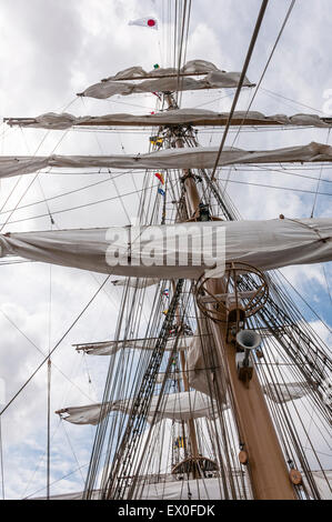 Gefaltete Segel auf dem Mast eines Segelschiffs Stockfoto