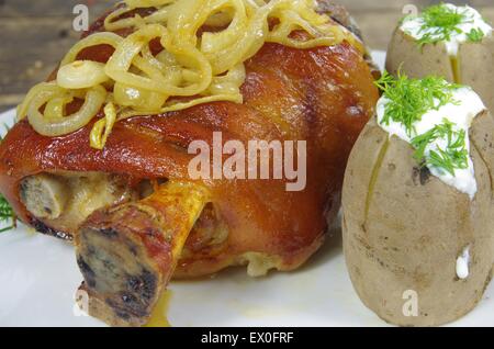 appetitlich gebackene Knöchel von Schweinefleisch auf Platte Stockfoto