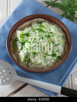 Mizeria. Polnischer Gurkensalat. Polen-Essen Stockfoto