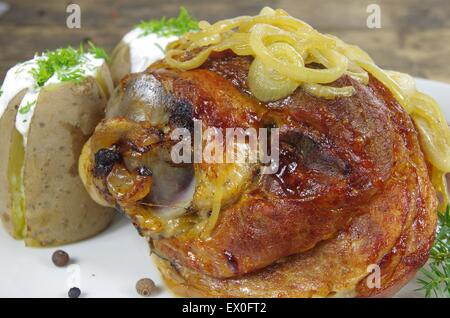 appetitlich gebackene Knöchel von Schweinefleisch auf Platte Stockfoto