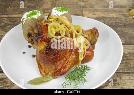 appetitlich gebackene Knöchel von Schweinefleisch auf Platte Stockfoto