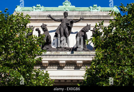 Die Quadriga-Statue auf der Außenseite des Australia House am Strand in London. Stockfoto