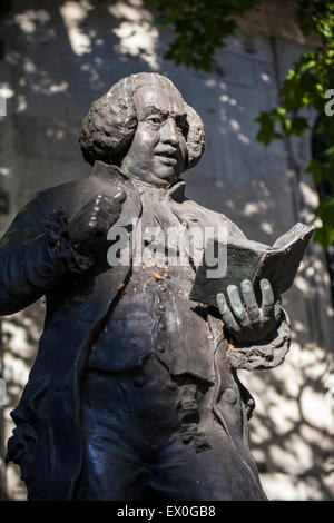 Eine Statue des berühmten Briton, Dr. Samuel Johnson außerhalb St. Clement Danes Kirche am Strand in London gelegen. Stockfoto